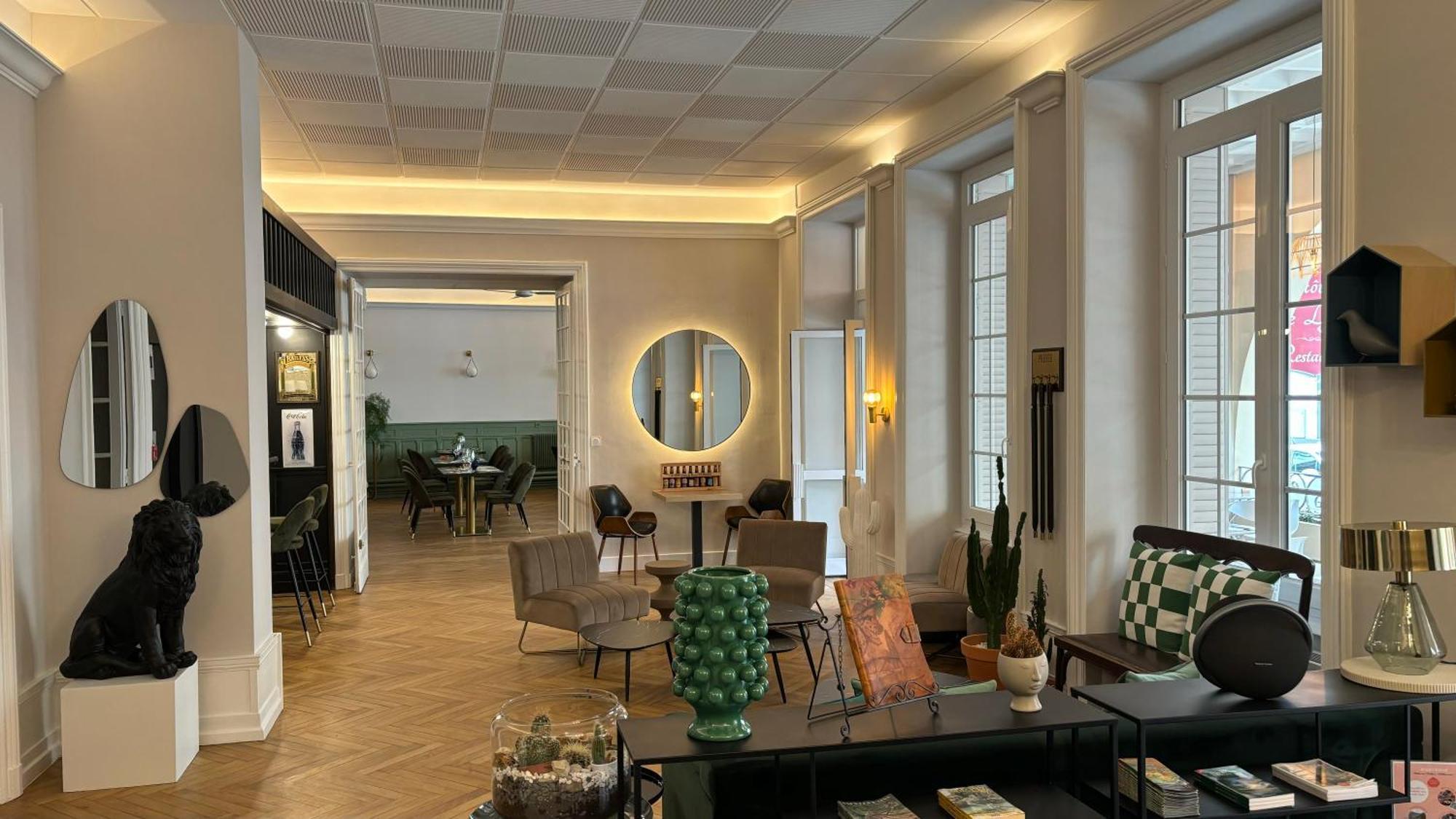 Logis Hotel Restaurant Grand Hotel De Lyon ヴァル・レ・バン エクステリア 写真